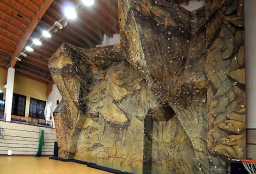 nowysaczhala ścianka wspinaczkowa przy Hali Widowiskowo - Sportowej